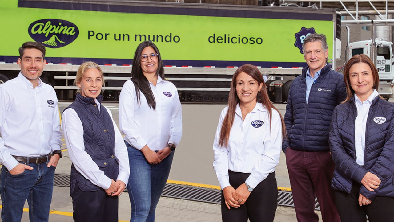 La innovación es una práctica transversal en el Grupo Alpina, el cual está conformado por sus filiales de Colombia, Ecuador, Venezuela y las firmas Don Maíz, Clover y Boydorr. De izquierda a derecha Oscár Emir Rincón (Director de innovación), Patricia Savino (Directora científica del Grupo Alpina), Karen Lorena Umaña (Jefe de producción de Asépticos), Johana Paola Jurao (Gerente de Operaciones Planta Sopó), Ernesto Fajardo (Presidente Grupo Alpina), Carolina Espitia (Presidenta Alpina Colombia).