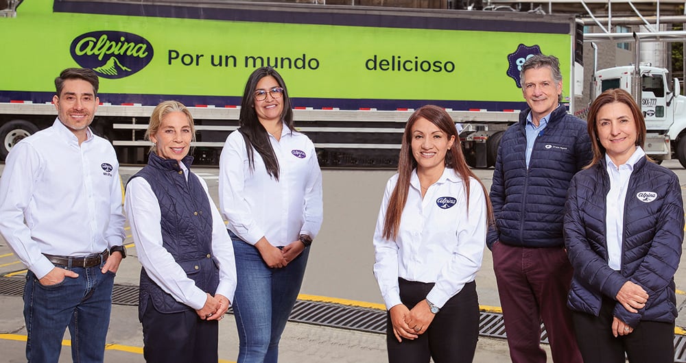 La innovación es una práctica transversal en el Grupo Alpina, el cual está conformado por sus filiales de Colombia, Ecuador, Venezuela y las firmas Don Maíz, Clover y Boydorr. De izquierda a derecha Oscár Emir Rincón (Director de innovación), Patricia Savino (Directora científica del Grupo Alpina), Karen Lorena Umaña (Jefe de producción de Asépticos), Johana Paola Jurao (Gerente de Operaciones Planta Sopó), Ernesto Fajardo (Presidente Grupo Alpina), Carolina Espitia (Presidenta Alpina Colombia). 