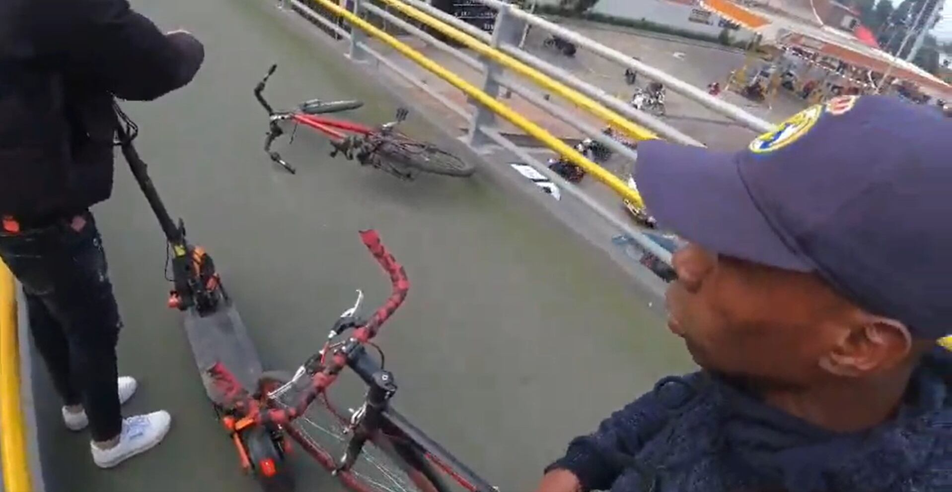 Luego de unos segundos, la víctima baja el puente corriendo para encontrar algún policía que lo ayude, pero se observa al final que no hay nadie.