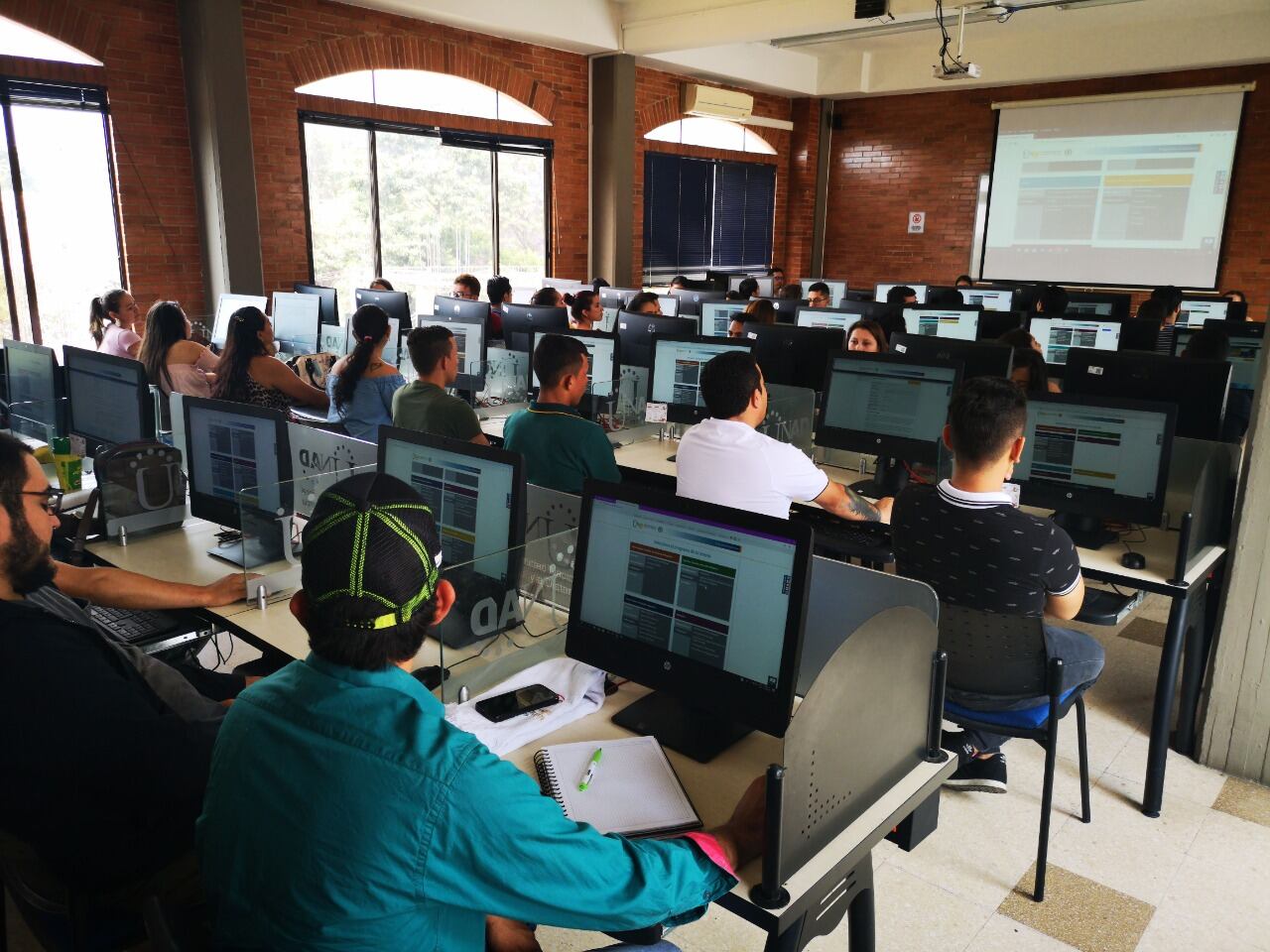 Estudiantes con discapacidad cognitiva y auditiva también cuentan con herramientas como Hablando con Julis o Accessibility Widget, las cuales integran imágenes y texto para facilitar la comunicación.