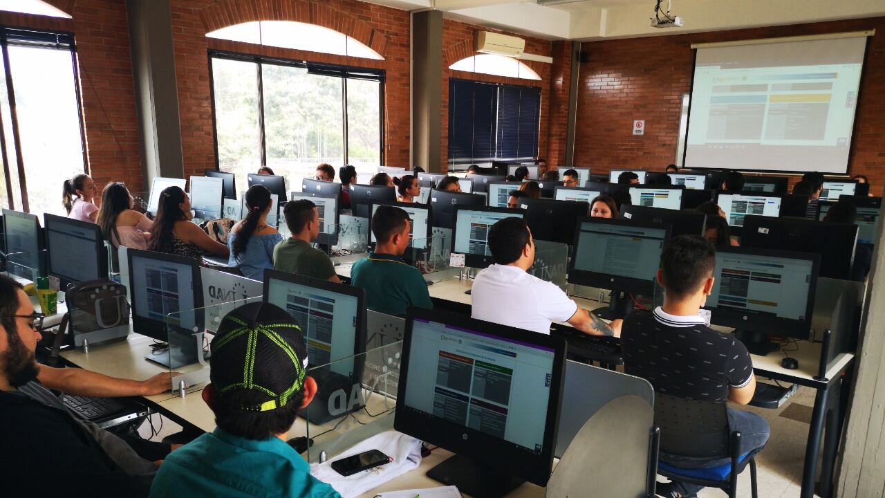 Estudiantes con discapacidad cognitiva y auditiva también cuentan con herramientas como Hablando con Julis o Accessibility Widget, las cuales integran imágenes y texto para facilitar la comunicación.