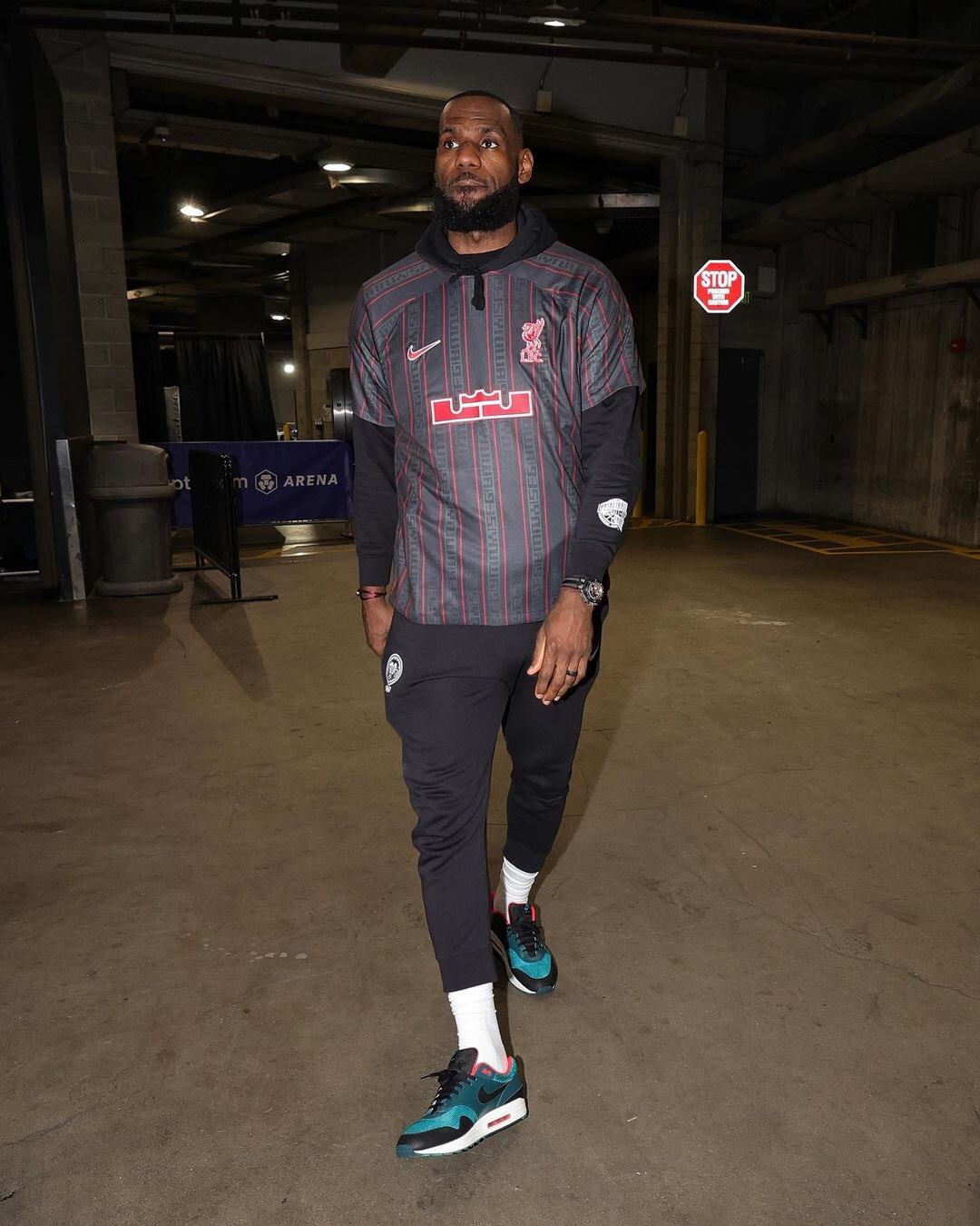 LeBron James llegando al Crypto.com Arena de Los Ángeles