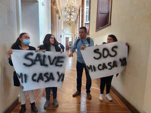Las familias afectadas han ido al Congreso en busca de soluciones.