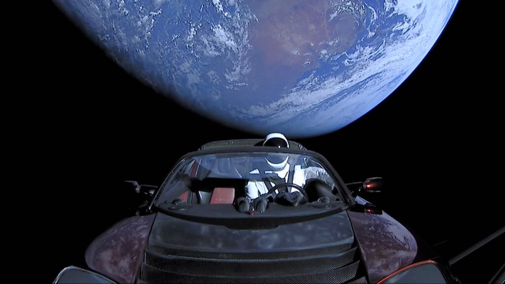 Un objeto observado cerca de la Tierra que inicialmente causó preocupación fue identificado como el Tesla Roadster de SpaceX, no un asteroide.