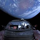 En esta fotografía proporcionada por SpaceX, un roadster Tesla lanzado desde el cohete Falcon Heavy con un conductor ficticio llamado "Starman" se dirige hacia Marte. (8 de febrero de 2018)