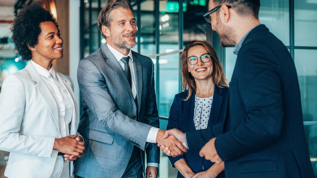 el número de clientes de crédito de Bancamía ascendió a 354.141 a finales de 2022, de los cuales el 29% eran nuevos clientes.