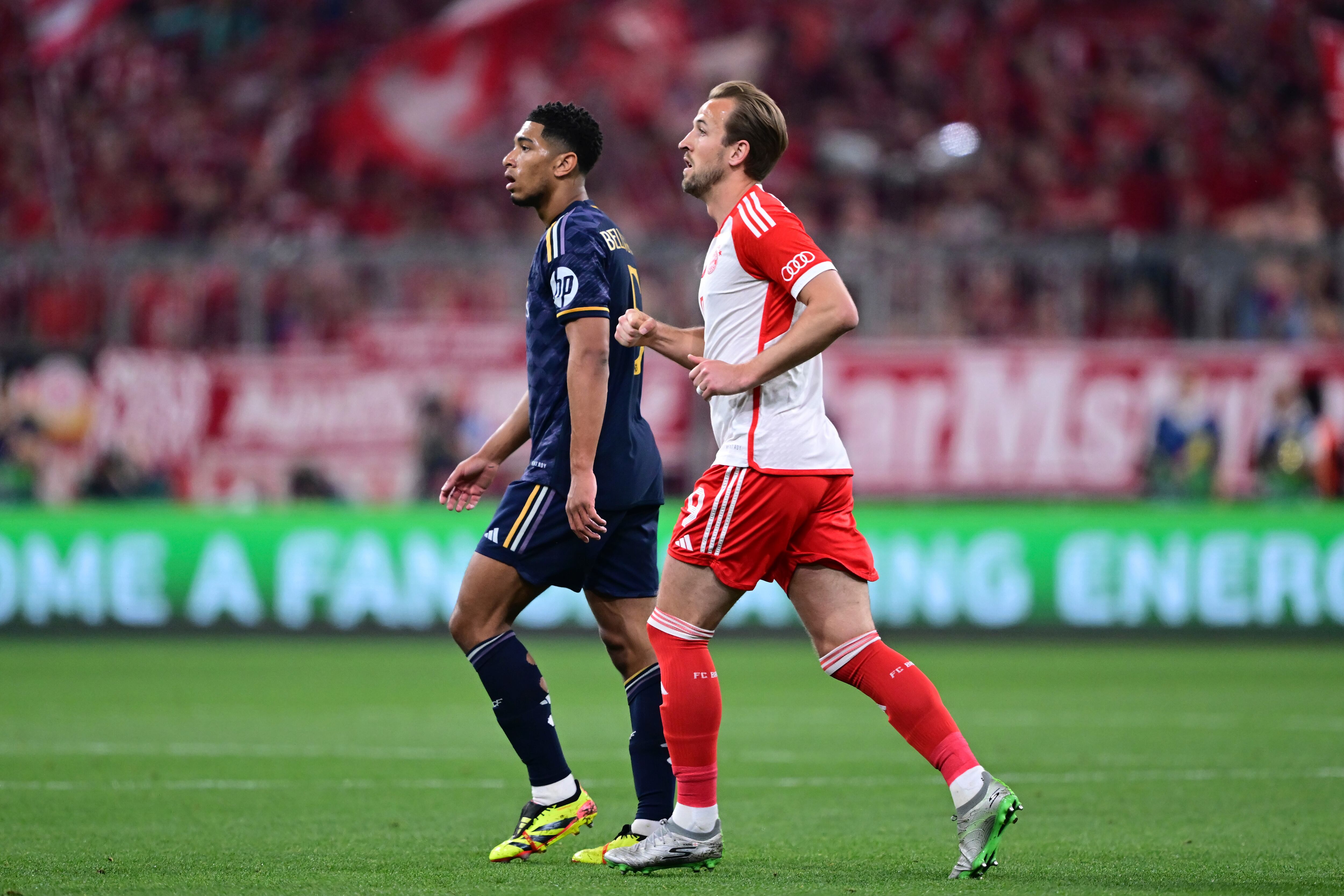 Jude Bellingham del Real Madrid, izquierda, corre con Harry Kane del Bayern durante el partido de ida de la semifinal de la Liga de Campeones entre el Bayern Munich y el Real Madrid en el Allianz Arena en Munich, Alemania, el martes 30 de abril de 2024. (Foto AP/Christian Bruna)