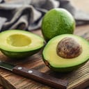Aguacate fresco en tabla de cortar