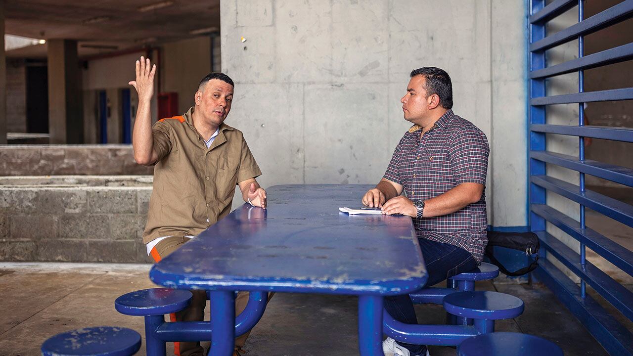 Carlos García purga una condena de 15 años por el delito de abuso sexual. Actualmente, le faltan dos años para quedar en libertad. En el sitio de reclusión conversó con Francisco Argüello, subeditor de Política de SEMANA.