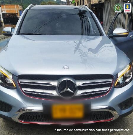 Este vehículo de alta gama les fue decomisado, con fines de extinción de dominio, a los presuntos delincuentes.