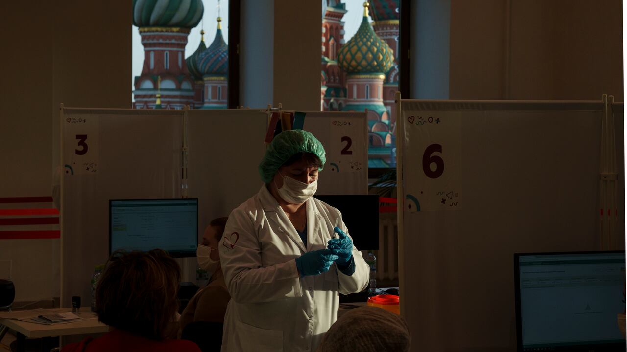 El portavoz del Kremlin, Dimitri Peskov, reconoció que la Presidencia de Rusia se equivocó al calcular que la pandemia duraría entre seis meses y un año, tras la decisión de prorrogar hasta 2024 las medidas de prevención frente al coronavirus. (AP Foto/Pavel Golovkin)