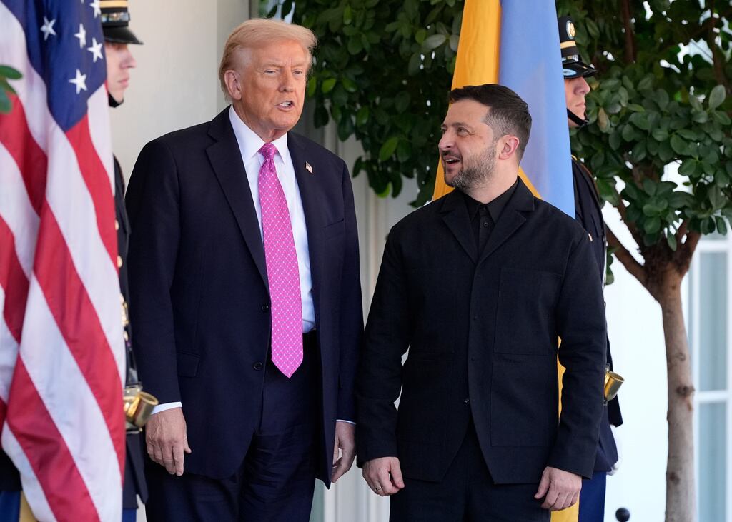 El presidente Donald Trump (izquierda) saluda al presidente de Ucrania, Volodymyr Zelenskyy, en la Casa Blanca, el viernes 17 de octubre de 2025, en Washington. (Foto AP/Alex Brandon)