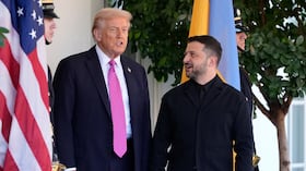 El presidente Donald Trump (izquierda) saluda al presidente de Ucrania, Volodymyr Zelenskyy, en la Casa Blanca, el viernes 17 de octubre de 2025, en Washington. (Foto AP/Alex Brandon)