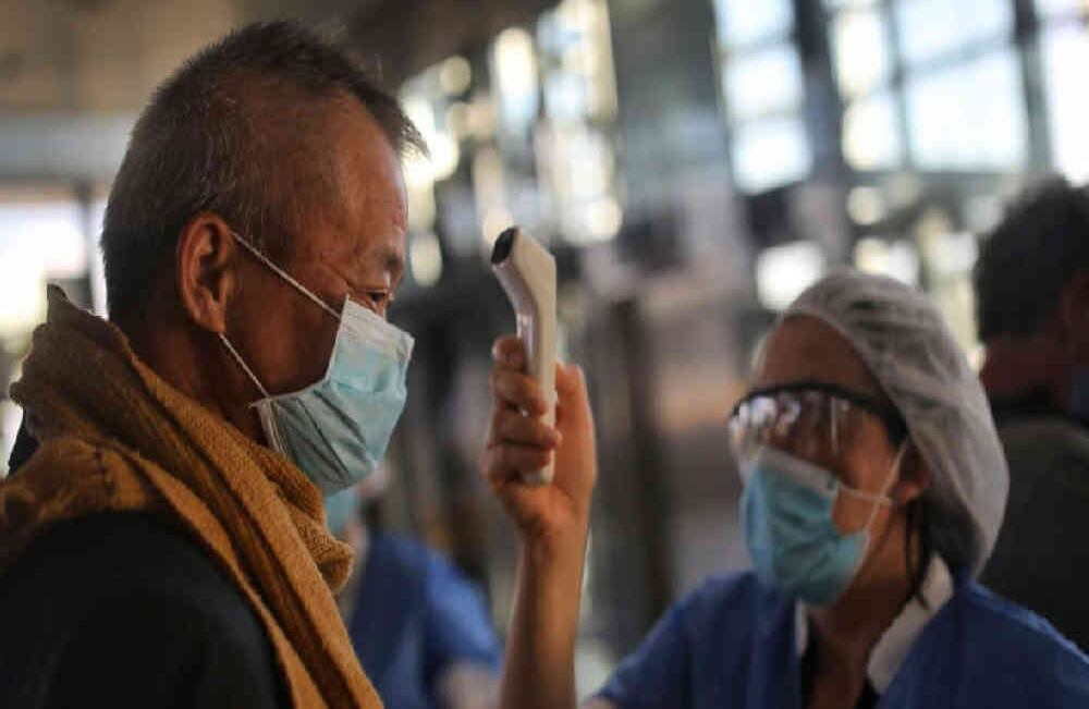 Viajeros en El Dorado son sometidos a pruebas por covid-19