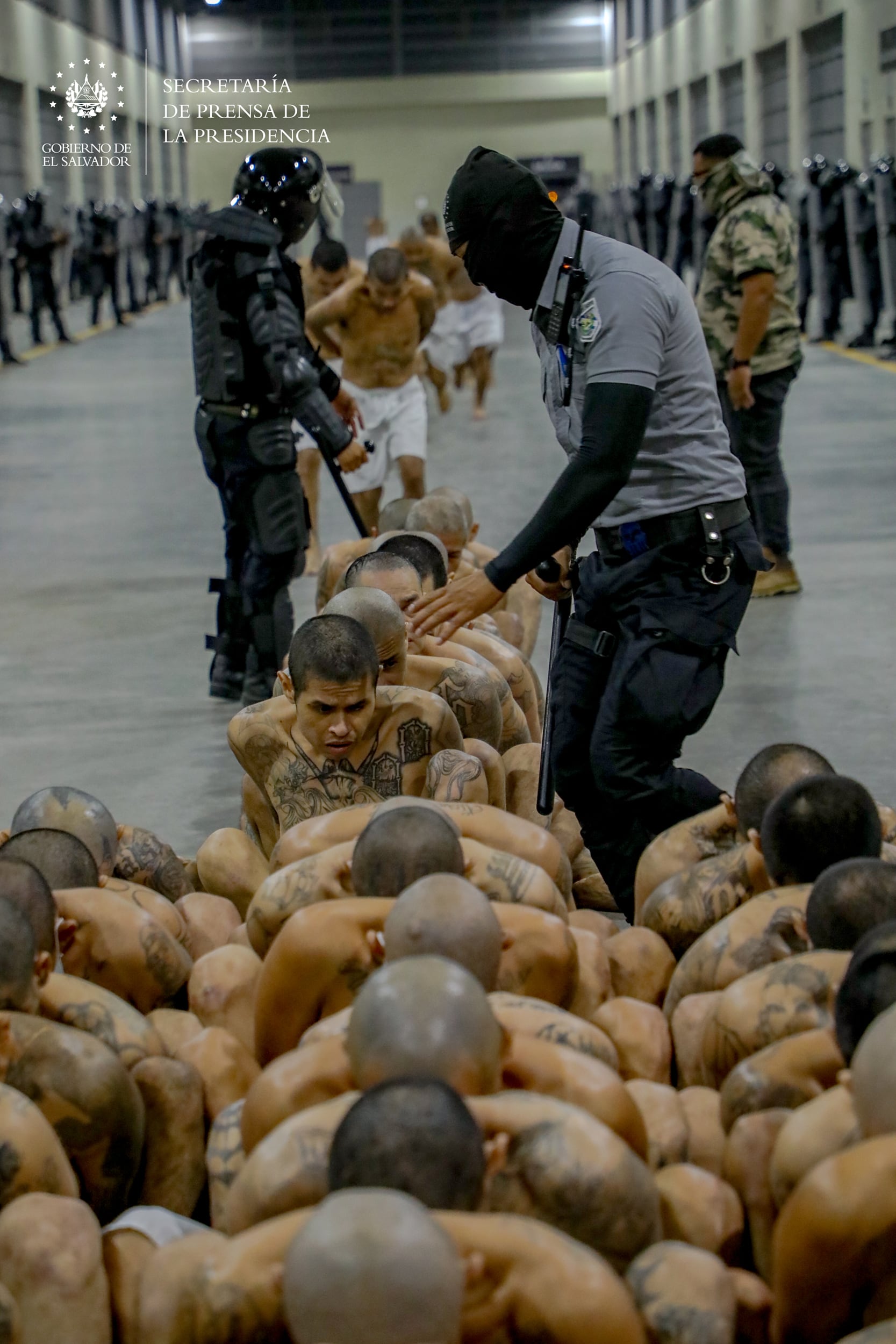 Presidente Nayib Bukele ejecuta el segundo traslado de 2,000 pandilleros al Centro de Confinamiento del Terrorismo
marzo 15 2023
