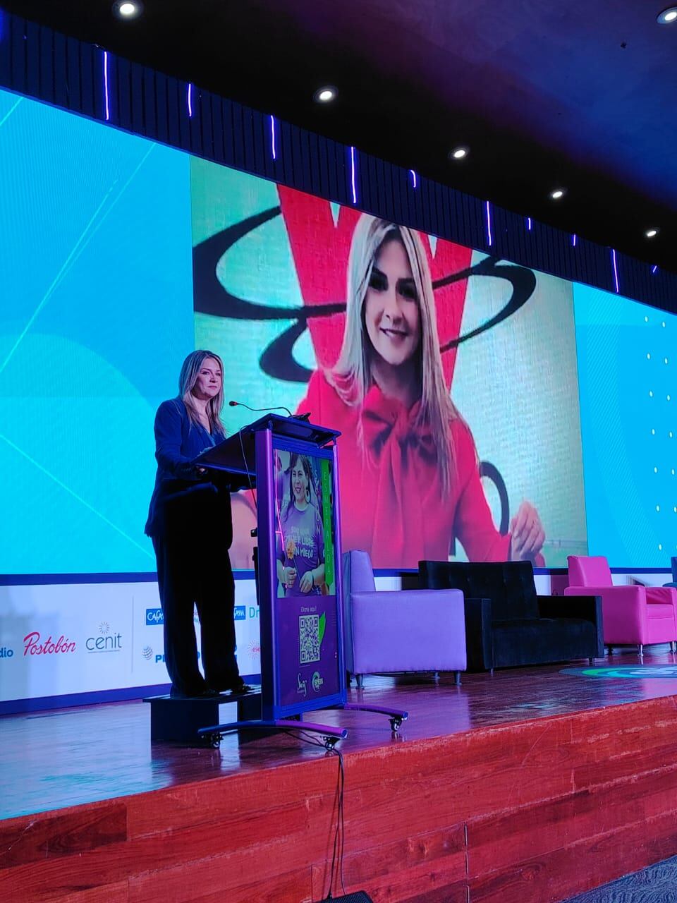 La carrera de Vicky Dávila no ha estado exenta de controversias. Ha enfrentado críticas y campañas de desprestigio, pero siempre ha mantenido su integridad y su compromiso con la verdad.