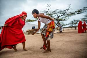 RIOACHA, LA GUAJIRA, COLOMBIA - 30/04/2023: Niños wayuu bailan el Yonna para los turistas que visitan su casa en Playa Camarones, en La Guajira. (Foto de Antonio Cascio/SOPA Images/LightRocket vía Getty Images)
