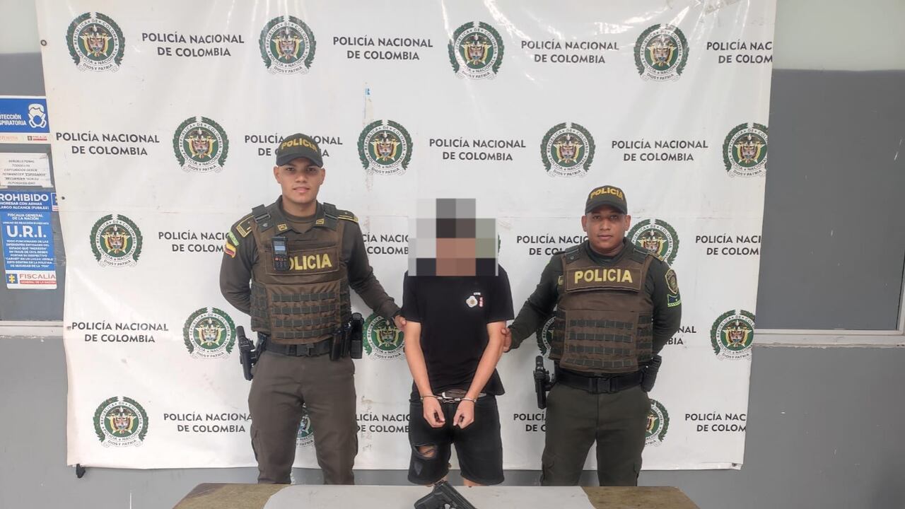 Un joven de 21 años fue capturado con un arma traumática cuando la Policía encontró el vehiculo robado