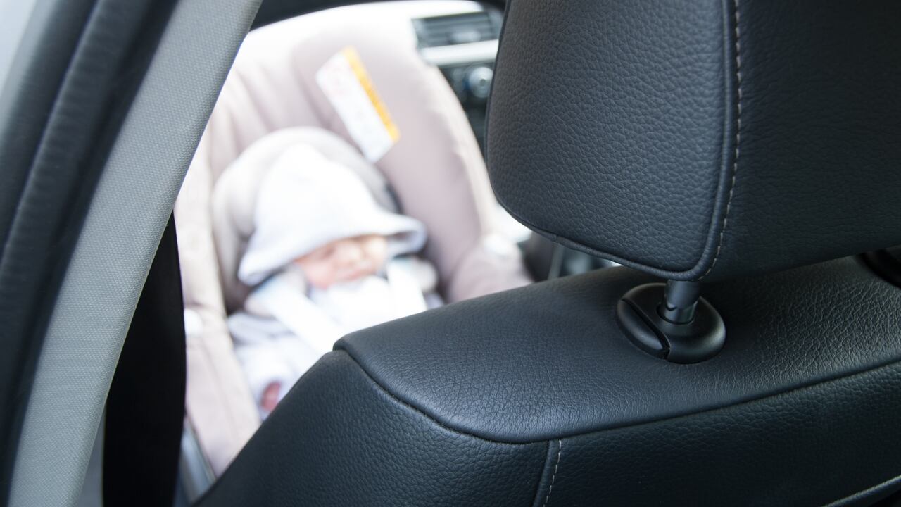 Por descuido de padre muere bebé en iun carro