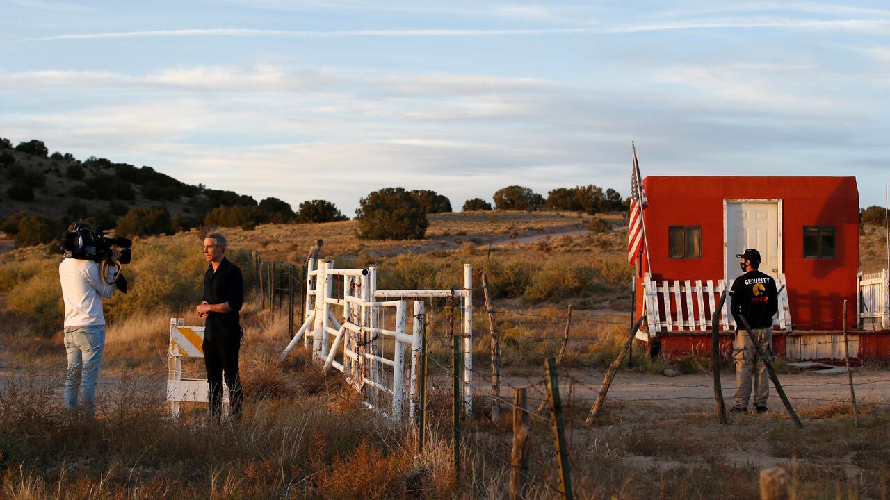 Un testigo que se encontraba directamente en el lugar de los hechos explicó que cuando llegaron las autoridades se encontraron cartuchos de fogueo y balas reales. (AP Photo/Andres Leighton)