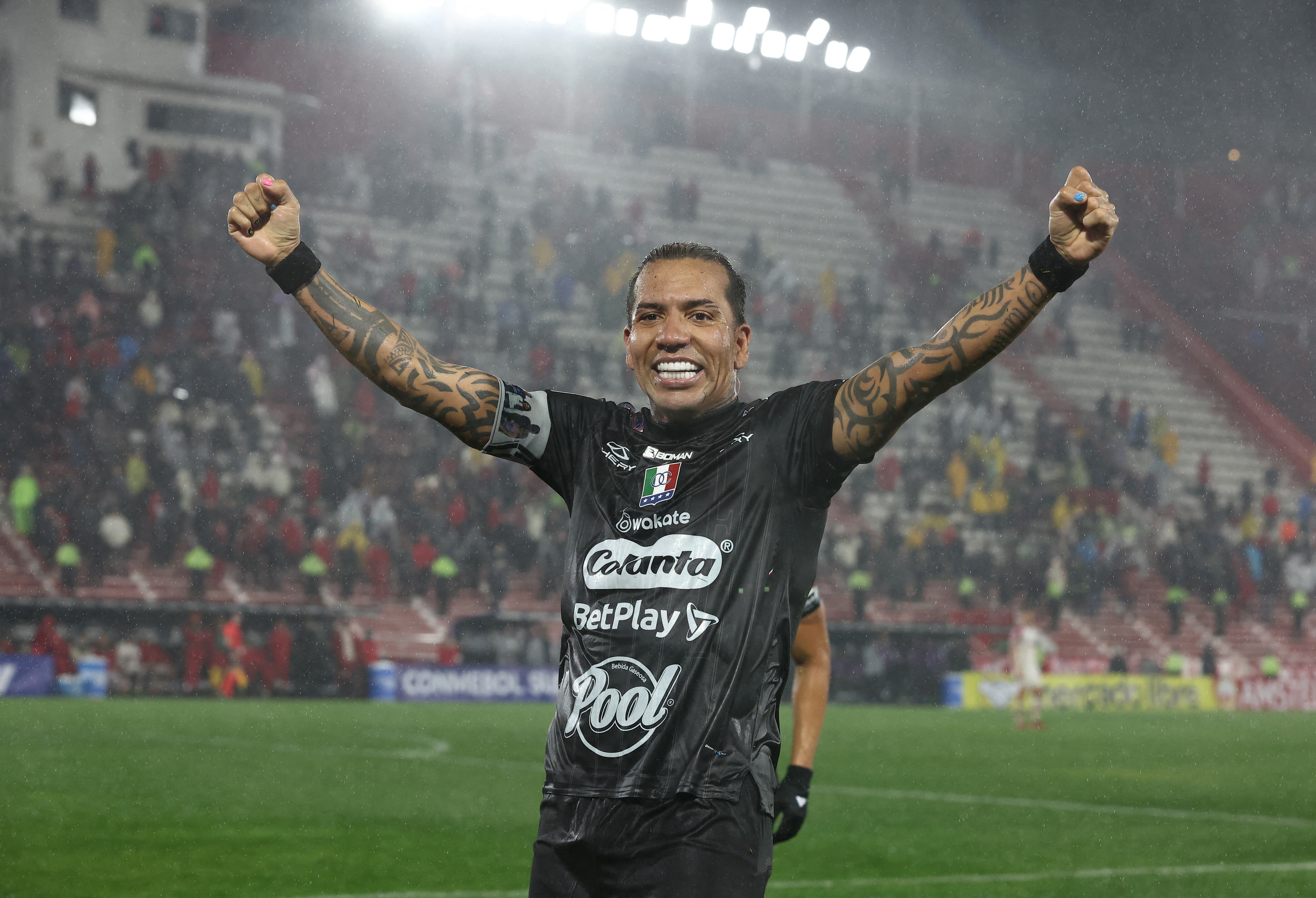 Once Caldas' forward #17 Dayro Moreno celebrates after scoring his second goal during the Copa Sudamericana round of 16 second leg football match between Argentina's Huracan and Colombia's Once Caldas at the Tomas Adolfo Duco Stadium in Buenos Aires on August 19, 2025. (Photo by ALEJANDRO PAGNI / AFP)