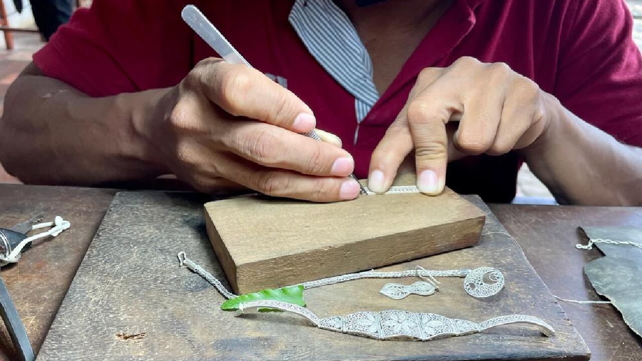 Al transitar por las calurosas calles de Mompox se ve en los negocios locales, la importancia de la filigrana, un trabajo artesanal característico de este municipio. Foto: Andrea Gómez