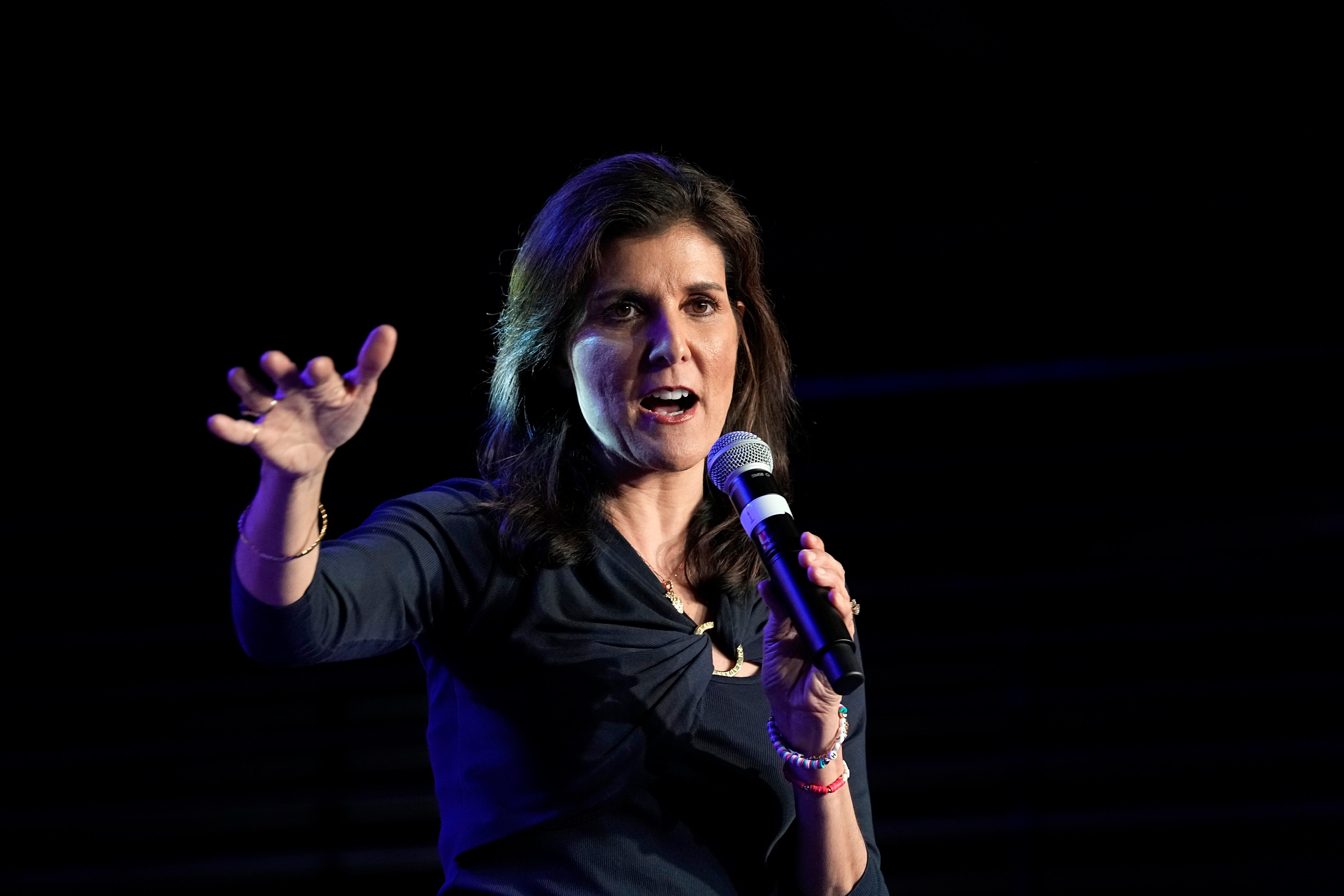 La exembajadora ante Naciones Unidas y aspirante a la candidatura republicana a la presidencia de Estados Unidos Nikki Haley habla en un acto de campaña en Forth Worth, Texas, el lunes 4 de marzo de 2024. (AP Foto/Tony Gutierrez)