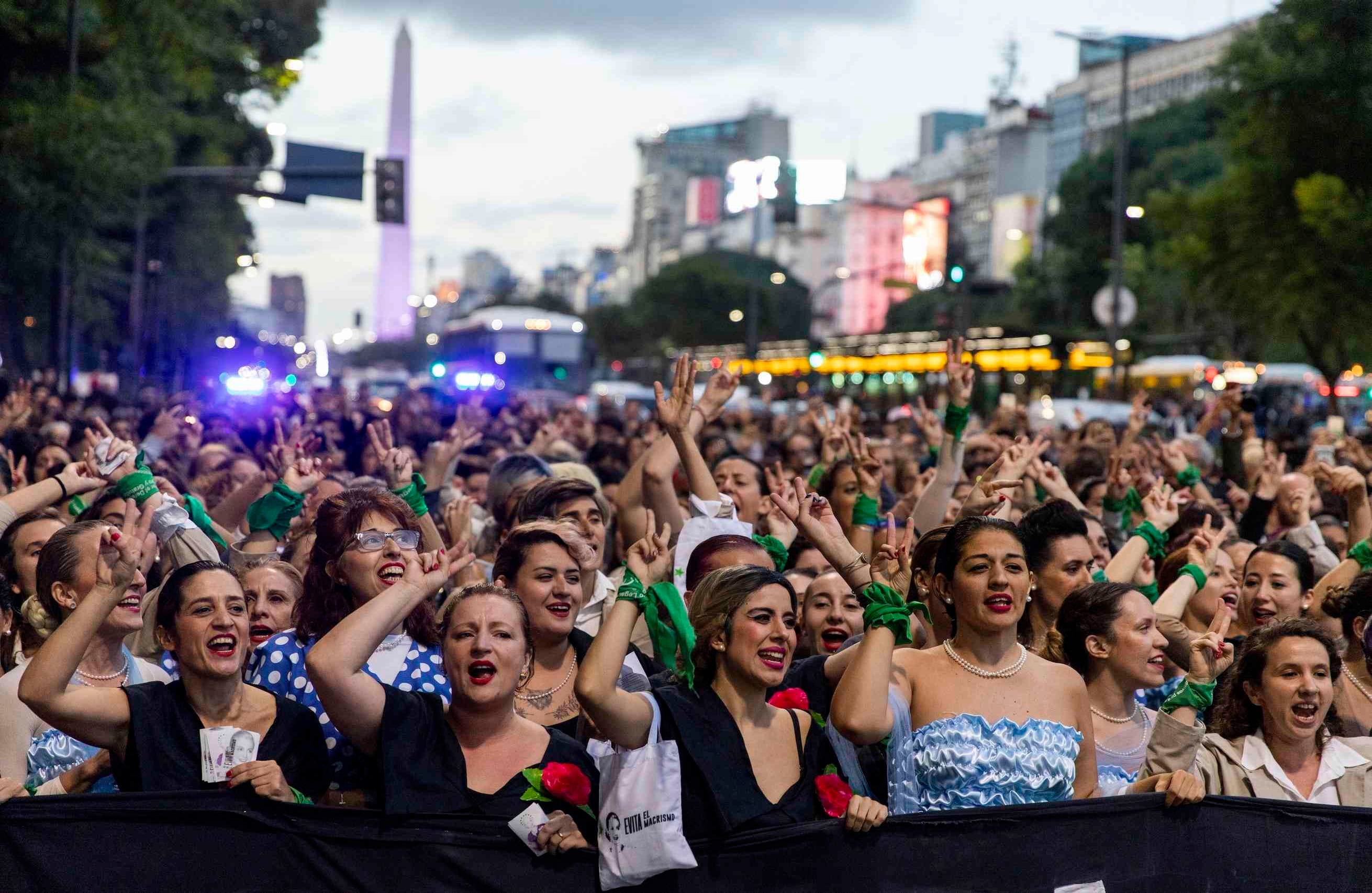 Muchas mujeres se disfrazaron de Evita en las manifestaciones que se hicieron en la capital. Foto: AP-Tomás F. Cuesta