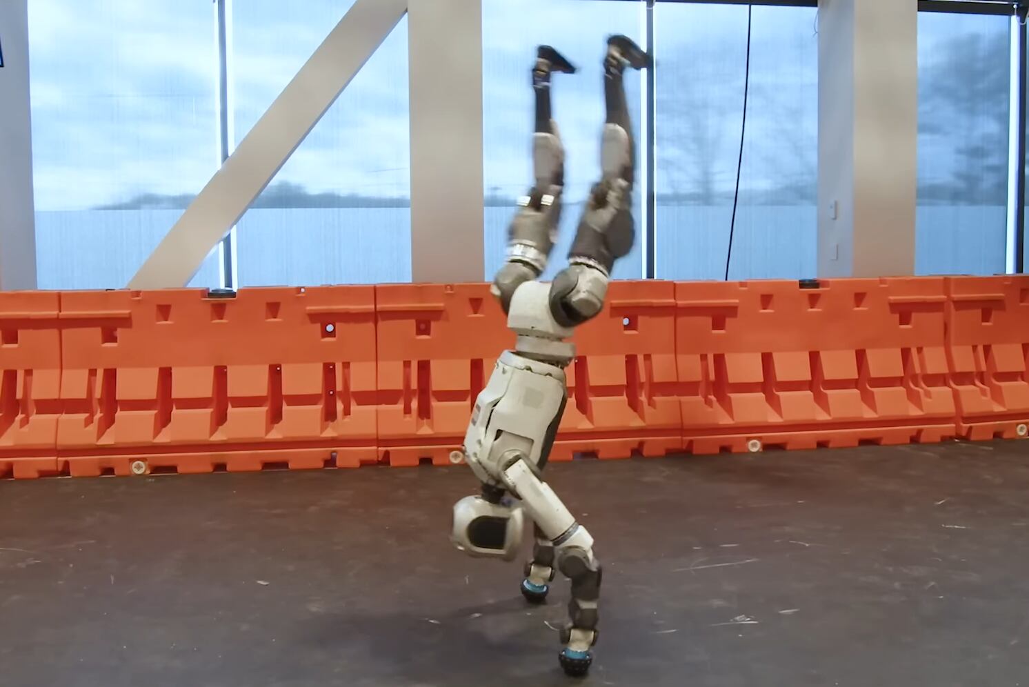 Las redes sociales estallan con Atlas, el robot que domina el ‘breakdance’.