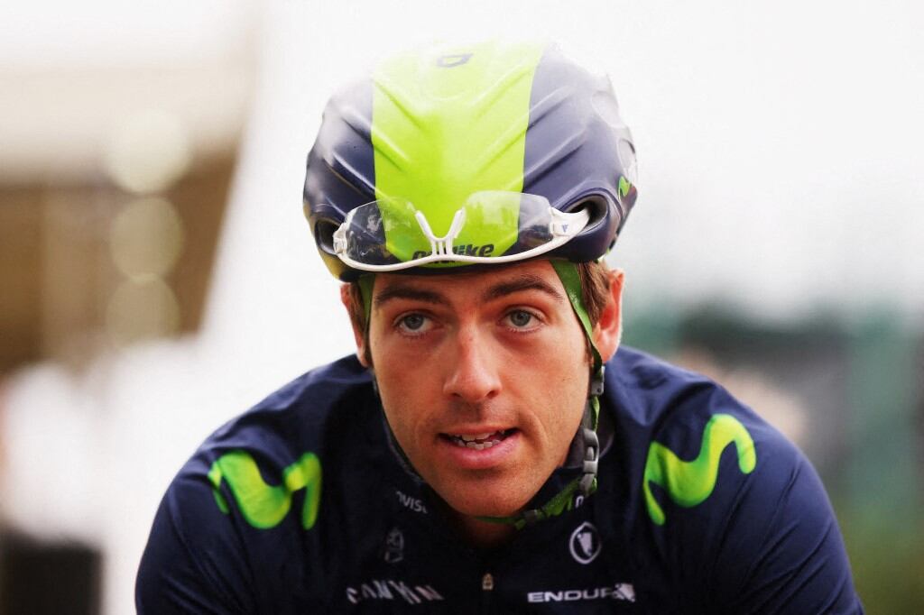 Alex Dowsett de Gran Bretaña y Movistar Team llegan al inicio de la séptima etapa del Tour de Gran Bretaña 2015 desde el hipódromo de Fakenham a Ipswich el 12 de septiembre de 2015 en Fakenham Raceourse, Inglaterra
