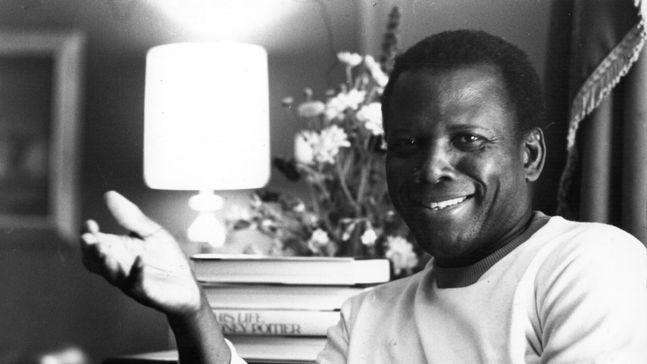 Sidney Poitier retratado en 1980. El actor estadounidense fue la primera gran estrella de piel negra en Hollywood. Foto: Evening Standard/Getty Images.
