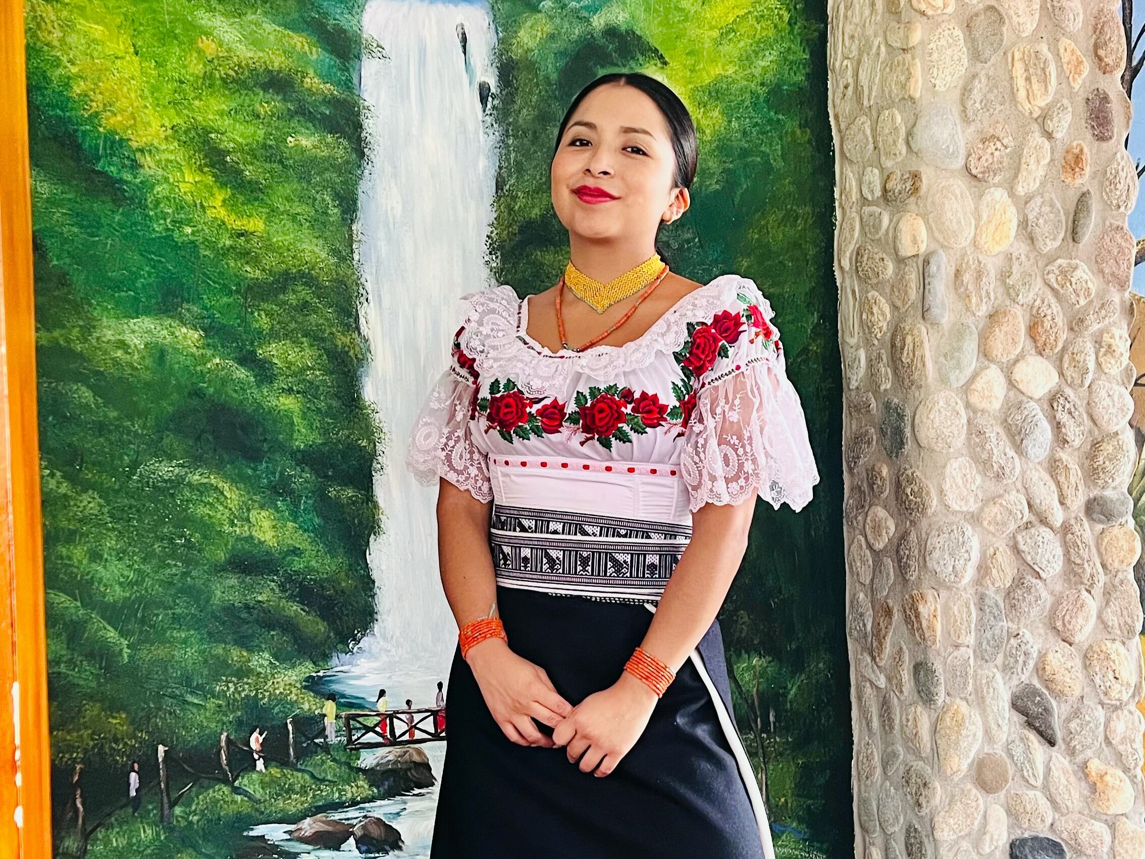 “Soy la pionera, la primera mujer azafata Kichwa en el Ecuador": Estrella Ruíz.