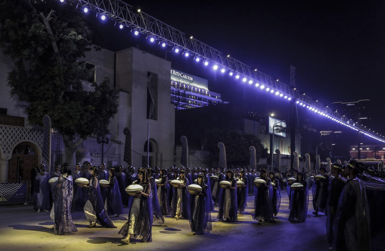 EL CAIRO, EGIPTO - 03 DE ABRIL: Personas vestidas con antiguos trajes egipcios participan en la ceremonia mientras vehículos especialmente diseñados transportan 22 momias en un convoy desde el Museo Egipcio hasta el nuevo Museo Nacional de la Civilización Egipcia, durante el Desfile Dorado de los Faraones en El Cairo, Egipto, el 03 de abril de 2021. Foto de Stringer/Anadolu Agency vía Getty Images