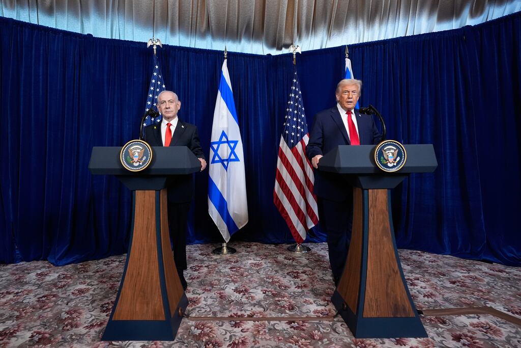El presidente Donald Trump habla mientras el primer ministro israelí, Benjamin Netanyahu, escucha durante una conferencia de prensa en Mar-a-Lago, el lunes 29 de diciembre de 2025, en Palm Beach, Florida.