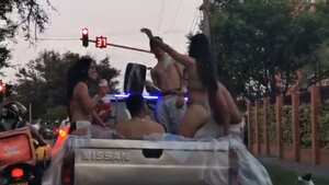 Armaron fiesta de “piscina” en el platón de una camioneta, en Cali