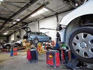 Acudir al concesionario de la marca es lo ideal para comprar una parte de recambio y evitar caer en redes de repuestos robados.