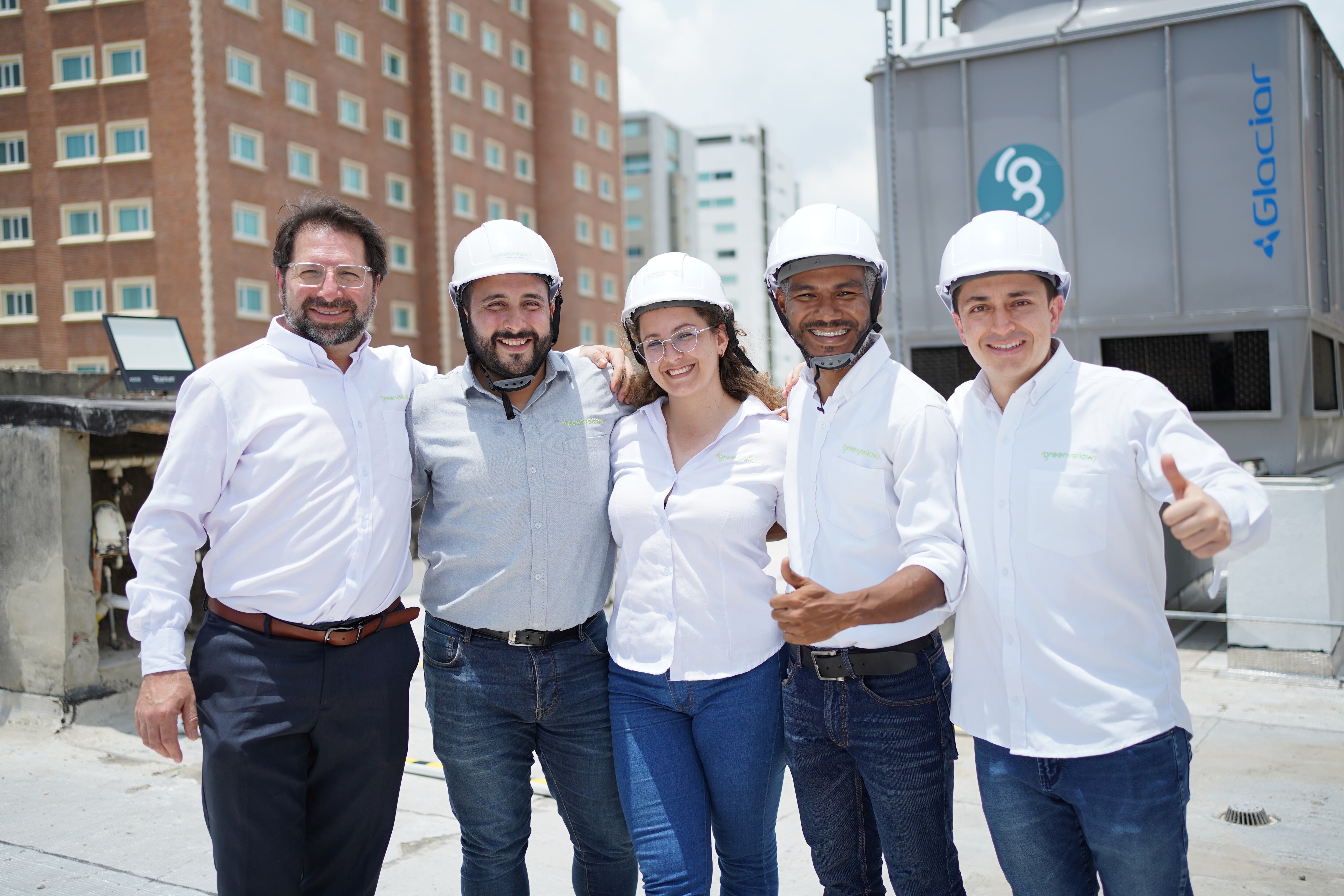 Foto, de izquierda a derecha: Marcelo Hernández, director de Eficiencia y Servicios Energéticos de GreenYellow; José Cruz, líder de C&M–ESE; María José Salamanca, líder de C&M–ESE; Paúl Cabarcas, coordinador de C&M–ESE; y Hernán Sotelo, gerente de C&M–ES
