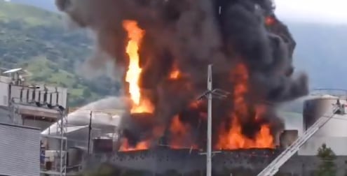 Atención: se registra un fuerte Incendio en una fábrica de pinturas en Girardota, Antioquia