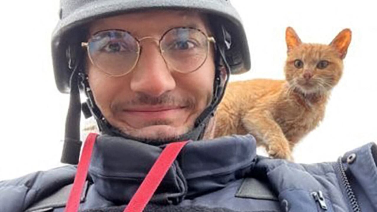 Arman Soldin, de 32 años, se hallaba junto a cuatro colegas al lado de militares ucranianos, cuando se encontró bajo fuego de los cohetes Grad.