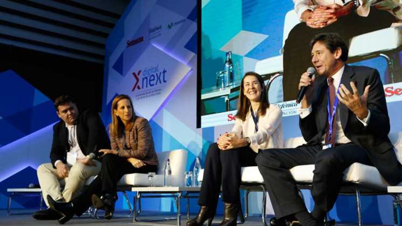 Roberto Prata de Lima, Elena Mesa, Nora Sanín y Eduardo Garcés durante el panel 'Retos de Impresos a Digital'.