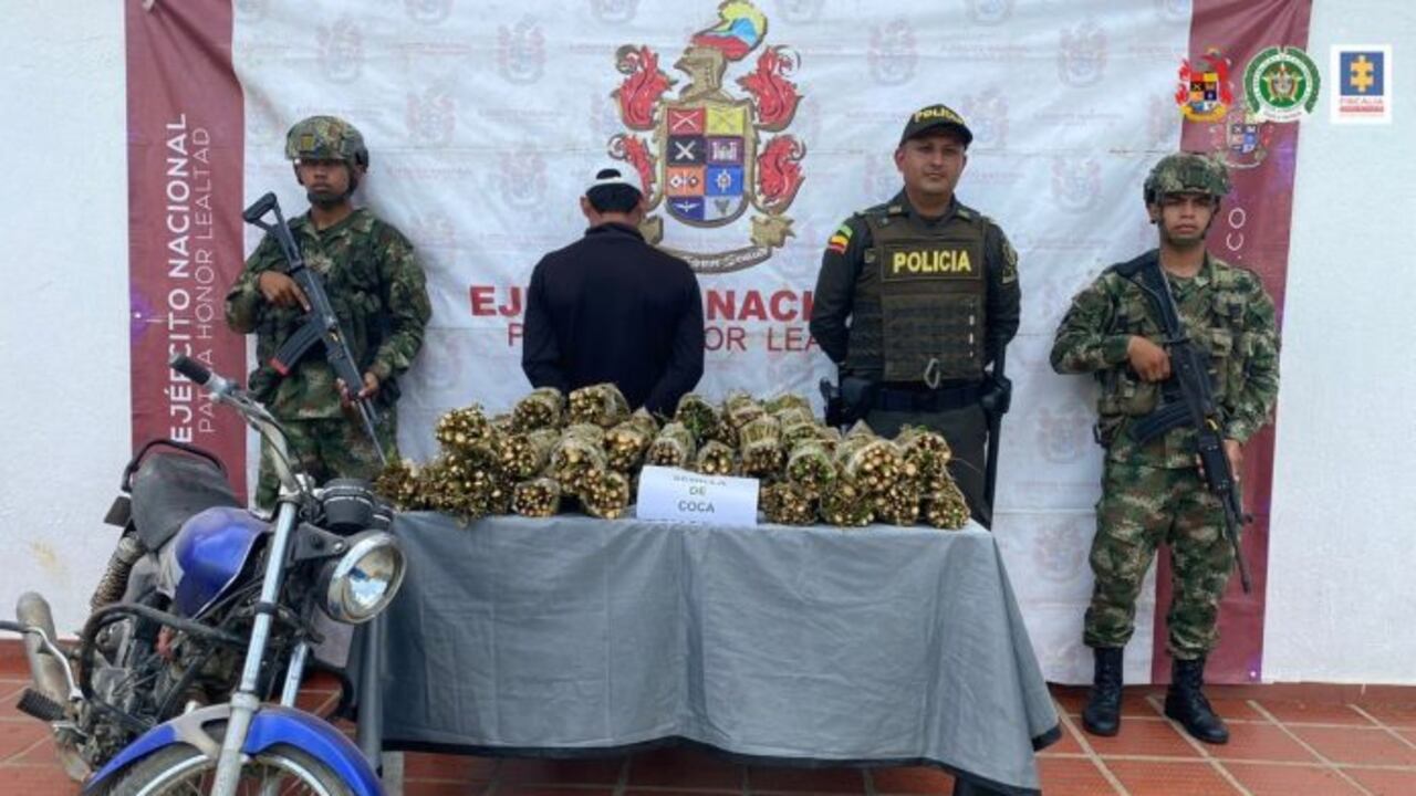 Momento de la detención del motociclista transportada semilla de coca