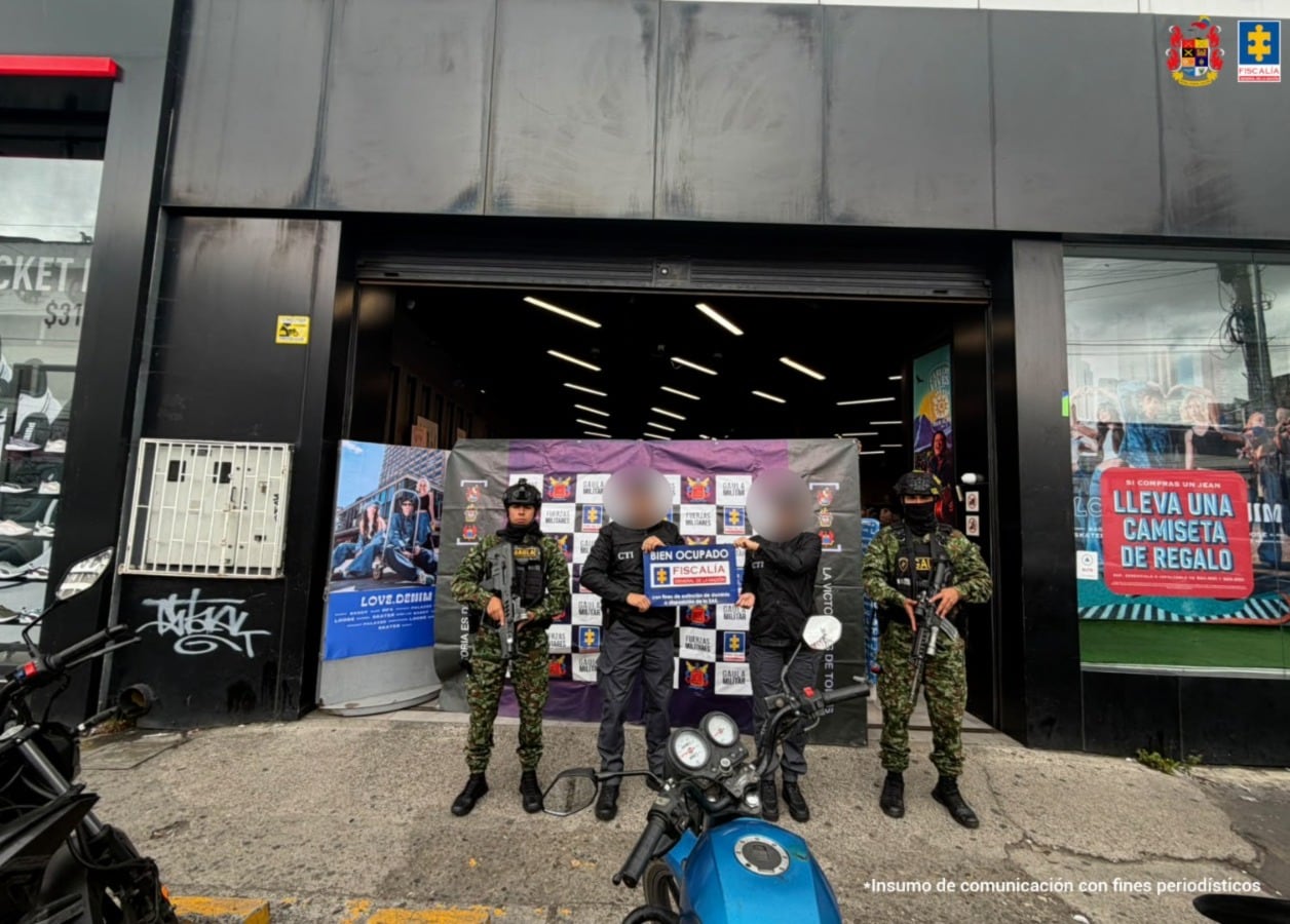 El CTI de la Fiscalía y el Ejército Nacional en una de las sedes de Lili Pink que fue objeto de extinción de dominio