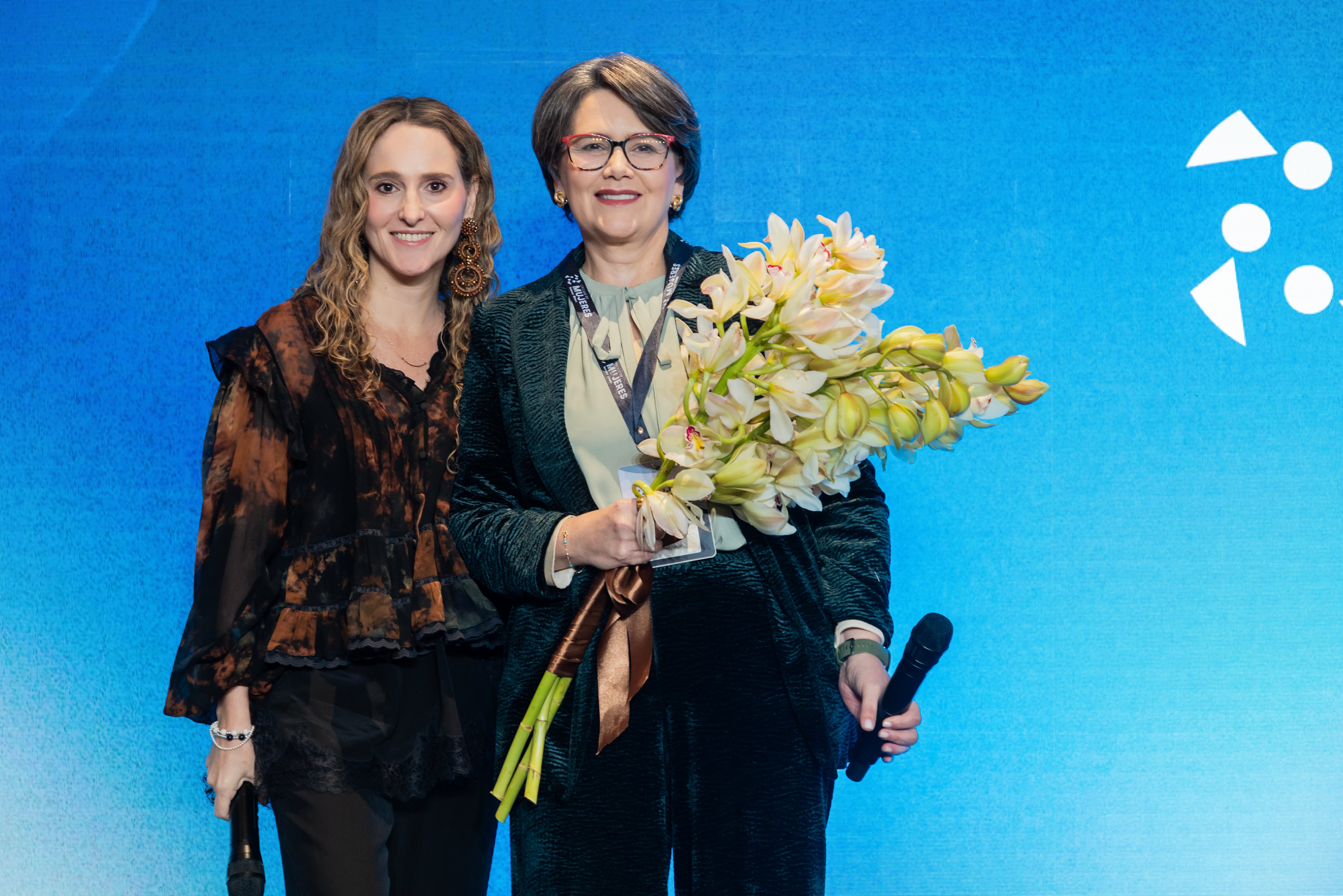 Sandra Suárez recibió un homenaje en honor a sus cuatro años como directora del Círculo de Mujeres Semana Dinero.