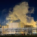 En esta foto del folleto publicada por el gobernador de Krasnodar, Veniamin Kondratyev, en su canal de Telegram el jueves 4 de mayo de 2023, el humo se eleva desde el costado del complejo de fabricación de la refinería de petróleo Ilsky en la región de Krasnodar, en el sur de Rusia. (Krasnodar Gov. Veniamin Kondratyev Telegram channel via AP)