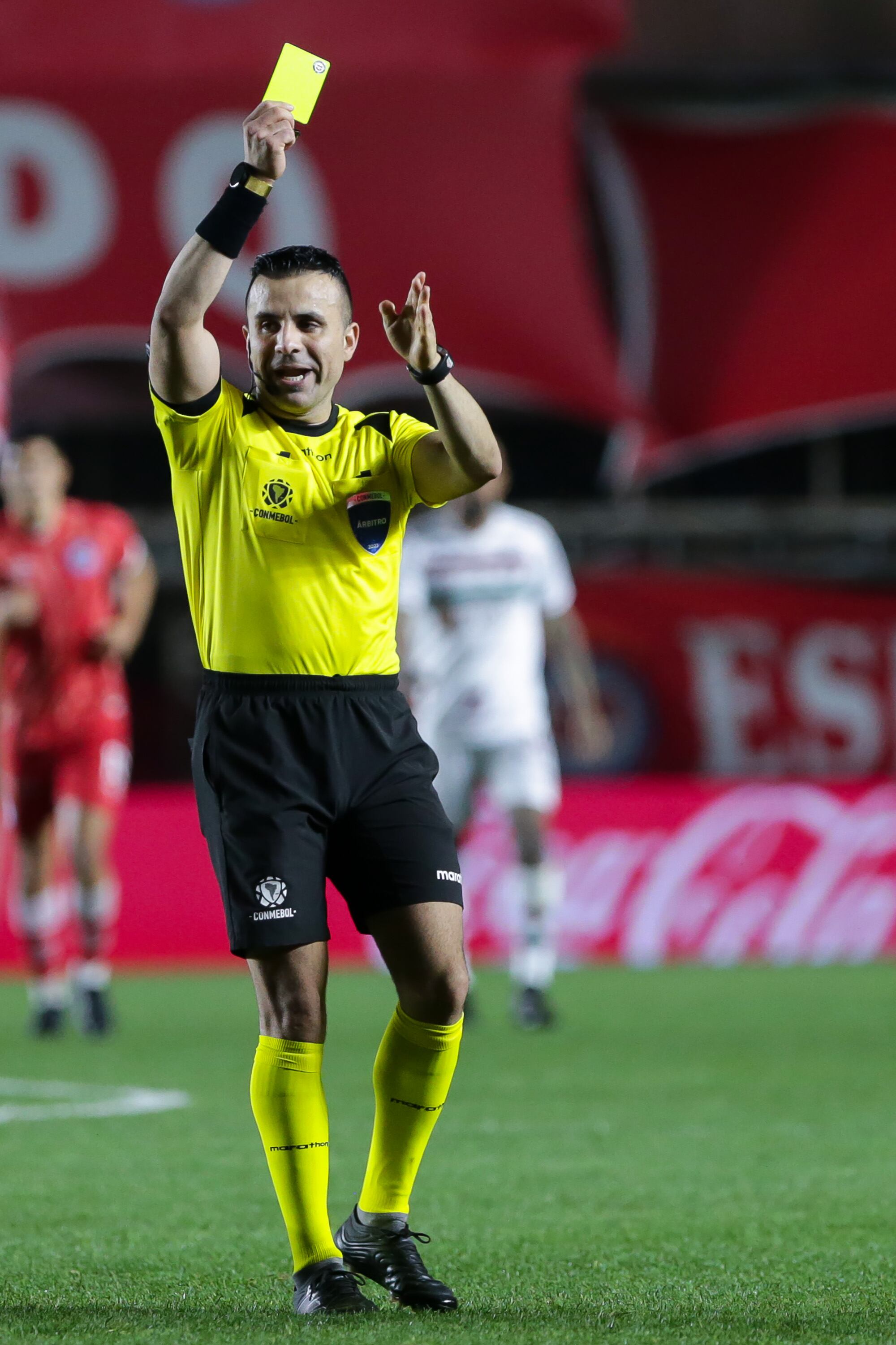 El árbitro Piero Daniel Maza muestra una tarjeta amarilla durante el partido de octavos de final de la Copa CONMEBOL Libertadores entre Argentinos Juniors y Fluminense en el Estadio Diego Maradona el 1 de agosto de 2023 en Buenos Aires, Argentina. (Foto de Daniel Jayo/Getty Images)