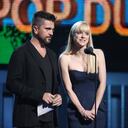 Juanes, de la mano de la comediante Anna Faris, eligió un tradicional conjunto negro. Pudo arriesgarse más/AP