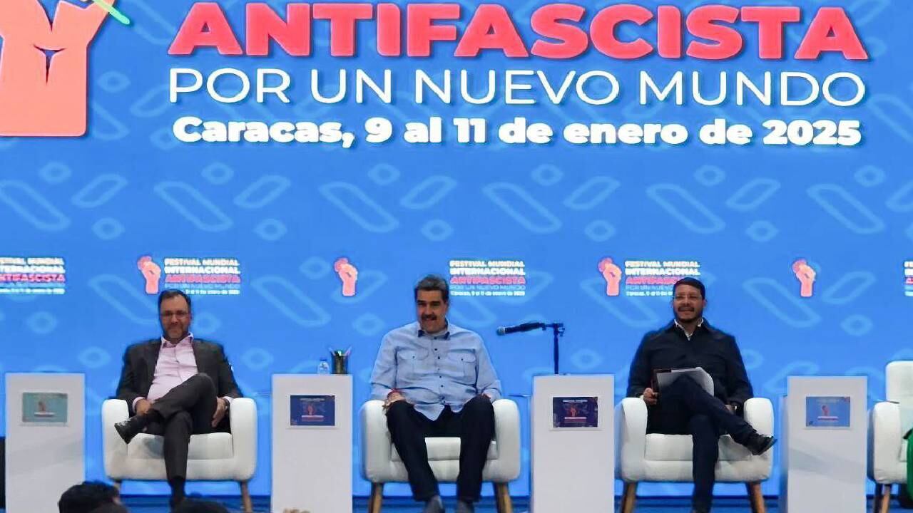 Nicolás Maduro junto a su canciller