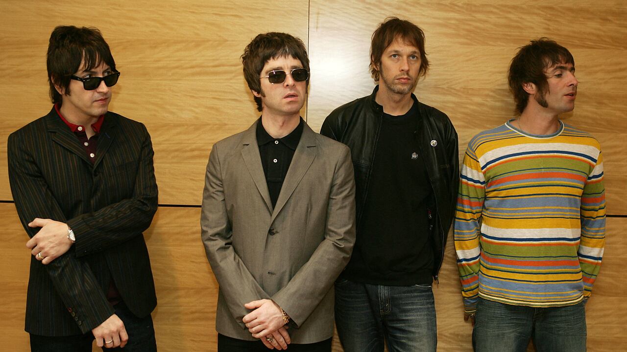 Oasis anuncia gira mundial tras anunciar su regreso a los escenarios, después de 15 años fuera de ellos.