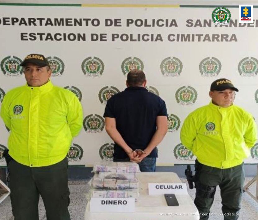 Sin palabras, así quedó un hombre sorprendido con $725 millones en efectivo. ¿Pudo justificar de dónde los sacó?