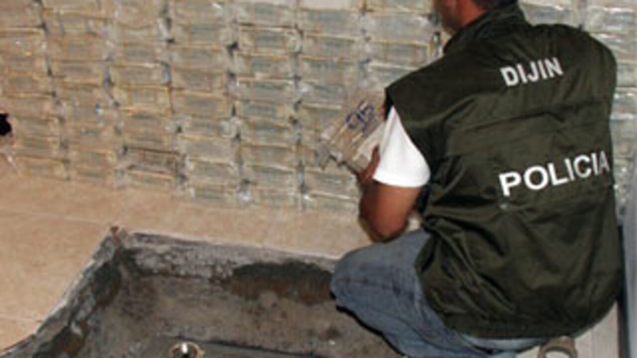 Un agente de la Dijín ante el millonario hallazgo.
